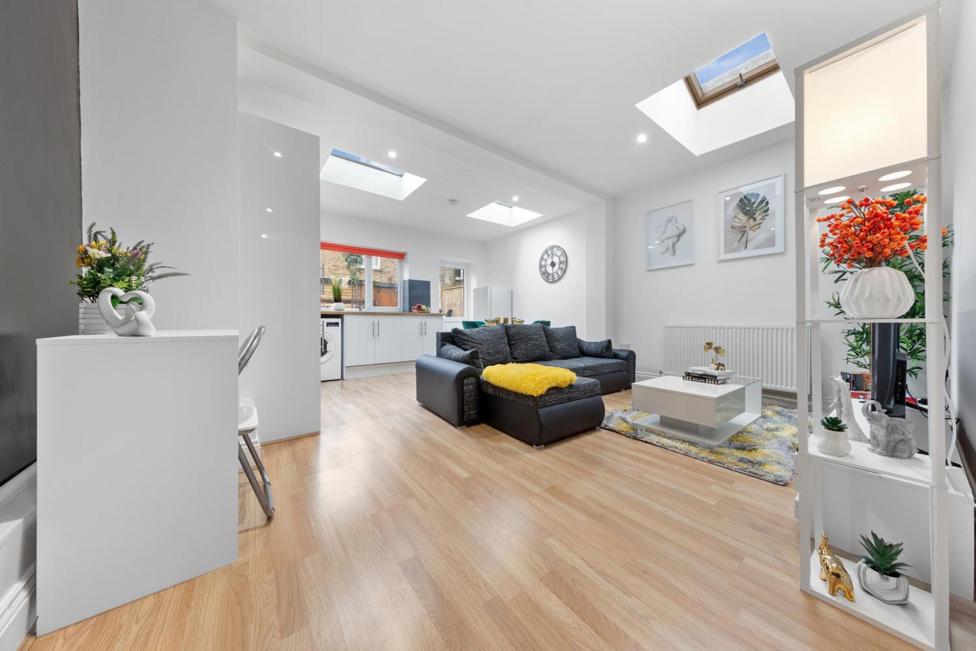 Apartment Serene 2-bed Escape With Garden & Parking- Vibes, Suburban Calm-book Instantly & Save On Long Stays!