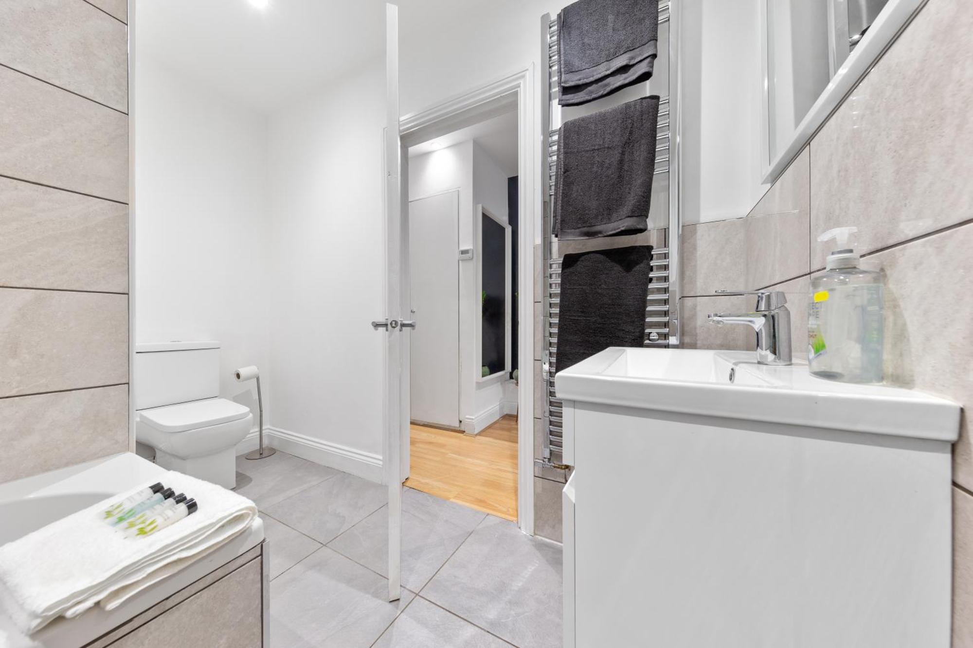 Serene 2-bed Escape With Garden & Parking- Vibes, Suburban Calm-book Instantly & Save On Long Stays! Apartment *