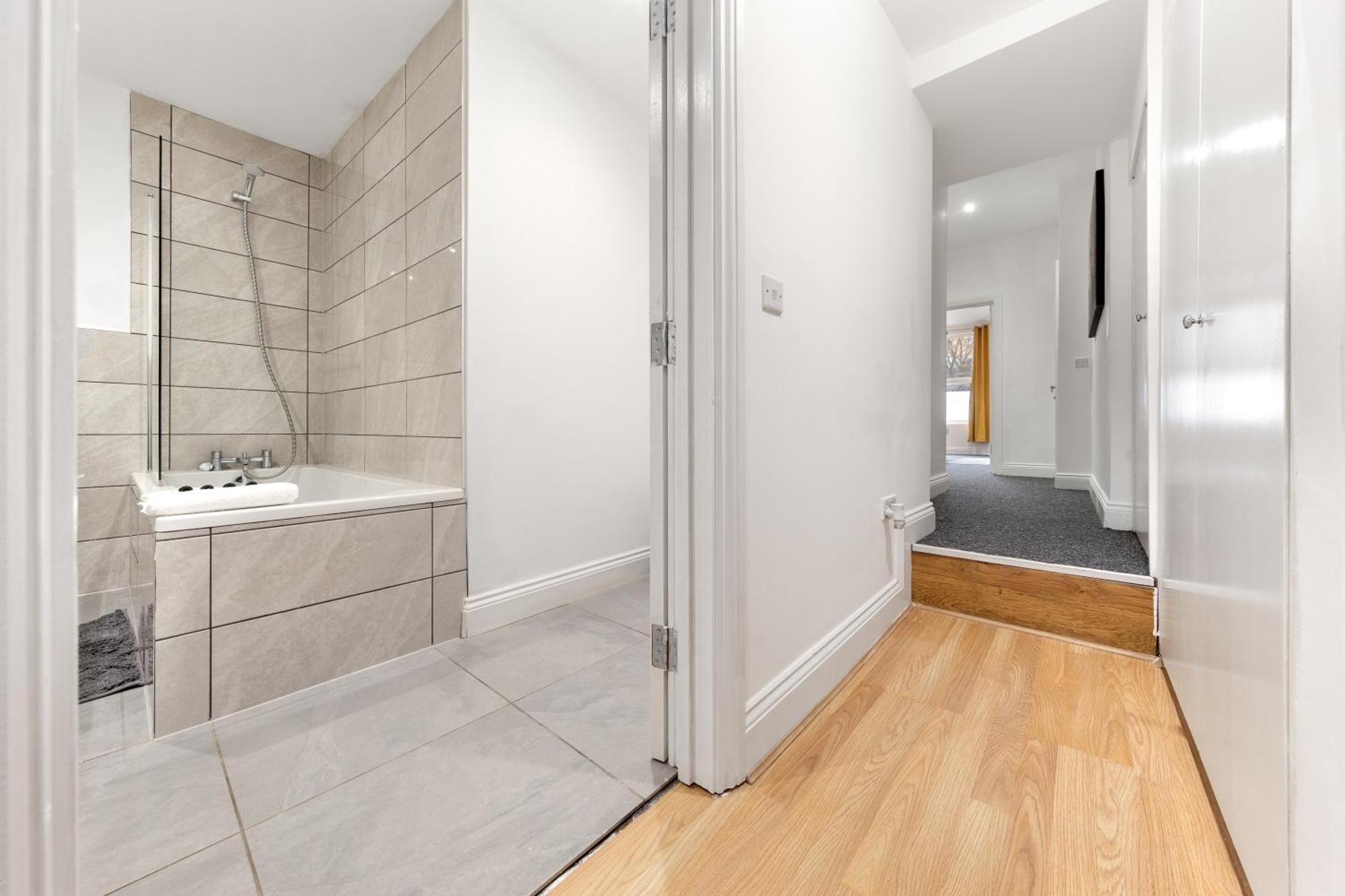 Serene 2-bed Escape With Garden & Parking- Vibes, Suburban Calm-book Instantly & Save On Long Stays! *