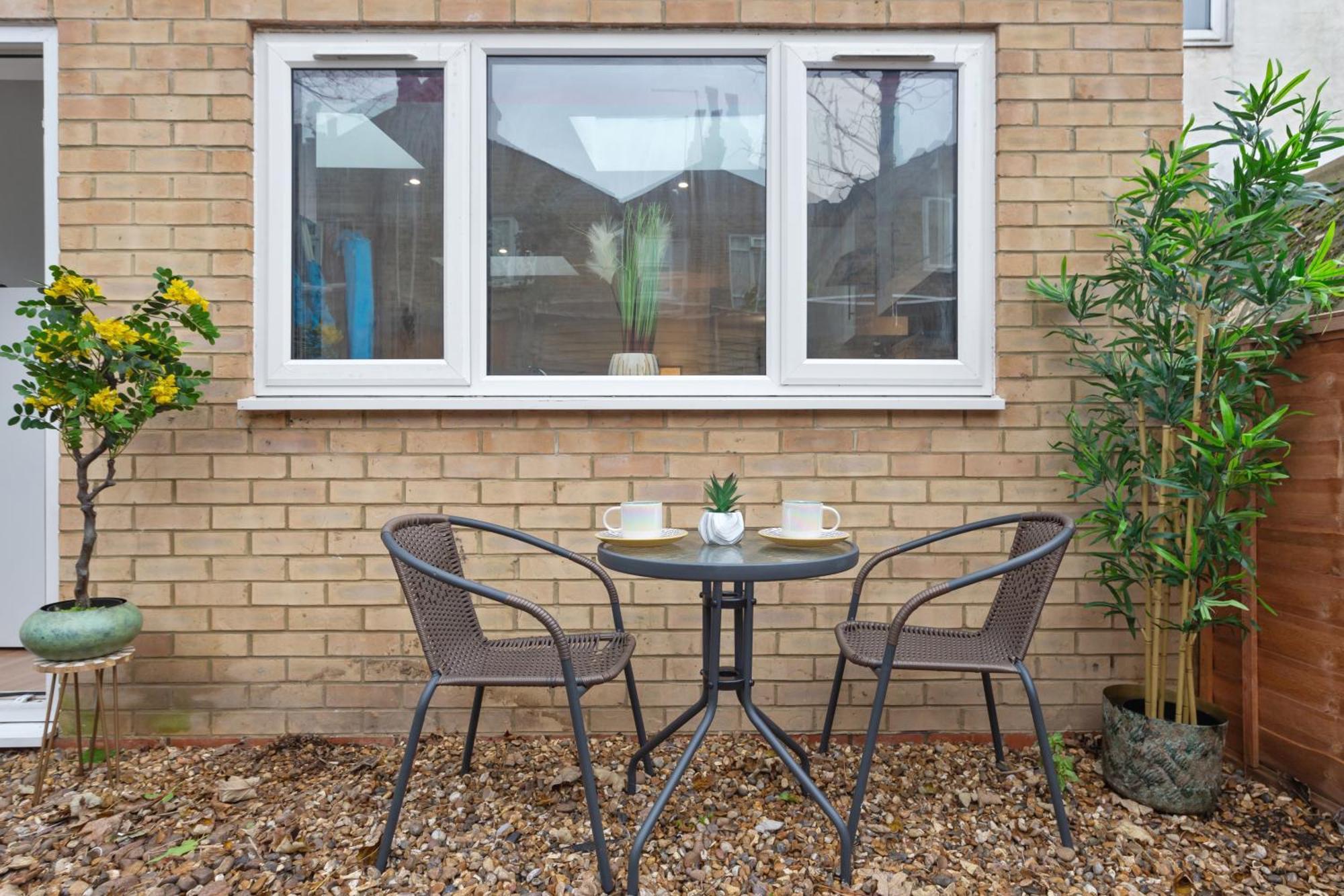 Serene 2-bed Escape With Garden & Parking- Vibes, Suburban Calm-book Instantly & Save On Long Stays! *