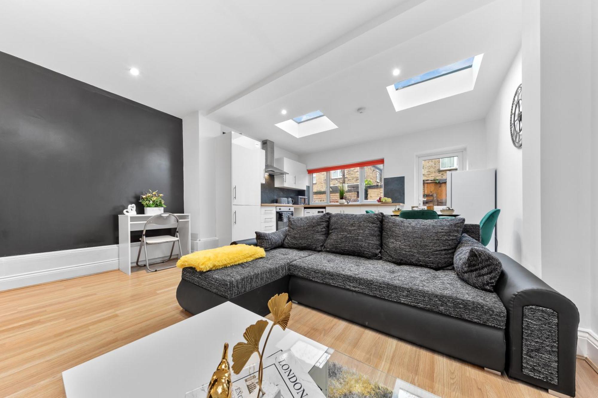Serene 2-bed Escape With Garden & Parking- Vibes, Suburban Calm-book Instantly & Save On Long Stays! Apartment