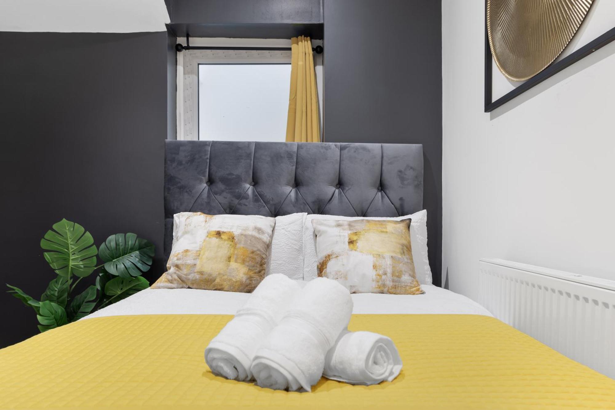 Apartment Serene 2-bed Escape With Garden & Parking- Vibes, Suburban Calm-book Instantly & Save On Long Stays!